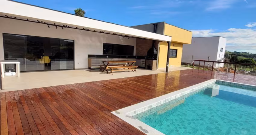 Linda casa de alto padrão, novinha e TODA MOBILIADA, com linda vista panorâmica e acesso a represa! Casa térrea com 4 dormitórios (todos suítes)