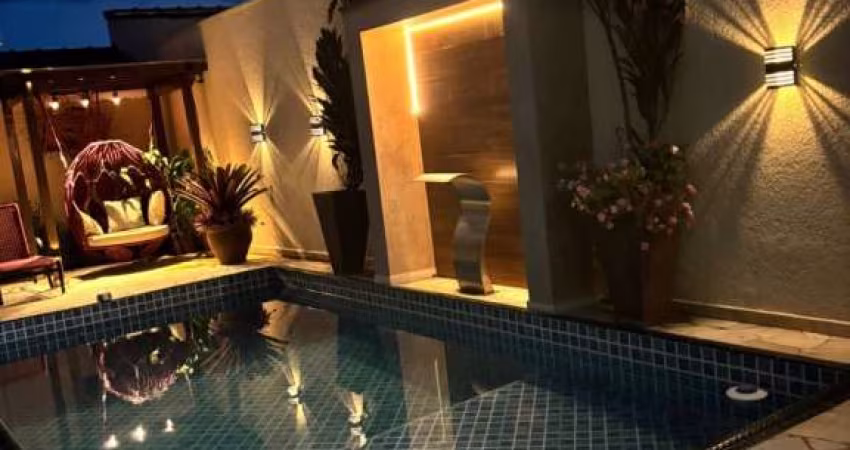 Linda casa com fino acabamento, móveis planejados, piscina e área gourmet