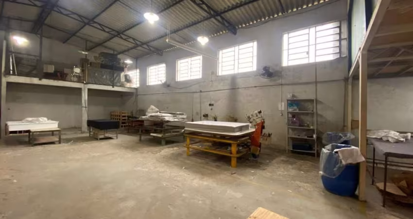 Aluguel de GALPÃO comercial com 2 salas espaçosas,  banheiros completo, 4 vagas de garagem exclusivas e incríveis 750,00 m2
