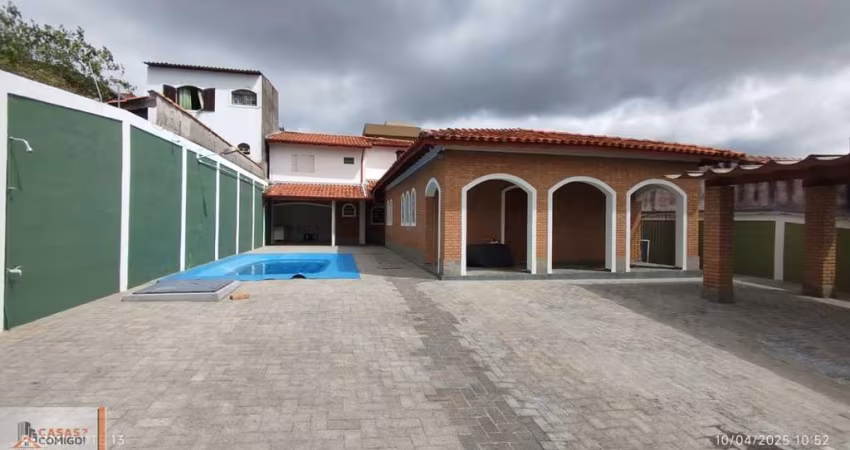 Este espaçosa  casa de 153,00 m2 possui 3 quartos confortáveis, 3 salas amplas, 3 banheiros modernos e uma cozinha totalmente equipada