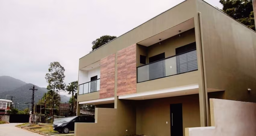 Casa - 3dorm/3suítes - 156,15m² - 2 vagas - Jardim Carolina, Ubatuba-SP