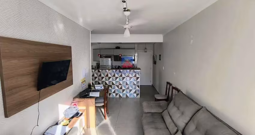 Apartamento com 1 dormitório, reformado, a 80 metros da praia