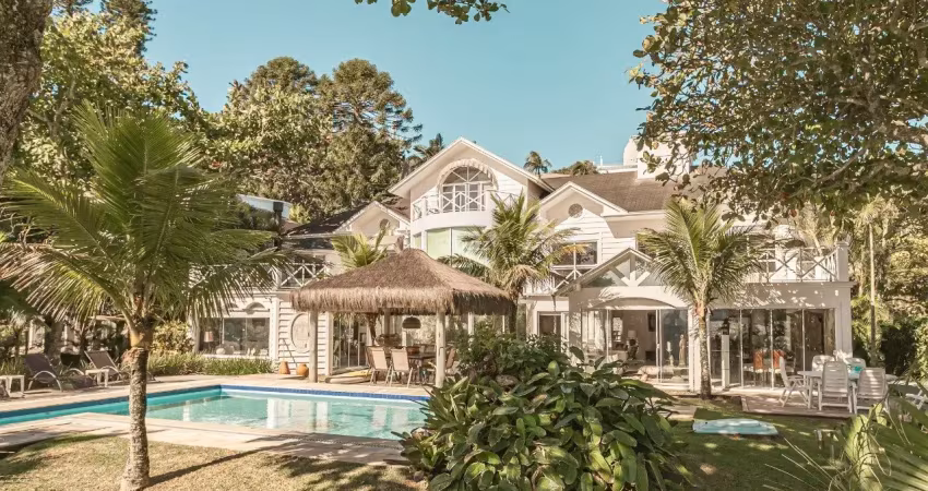 Seu oásis luxuoso e exclusivo: casa com 500m² pé na areia em jurerê!