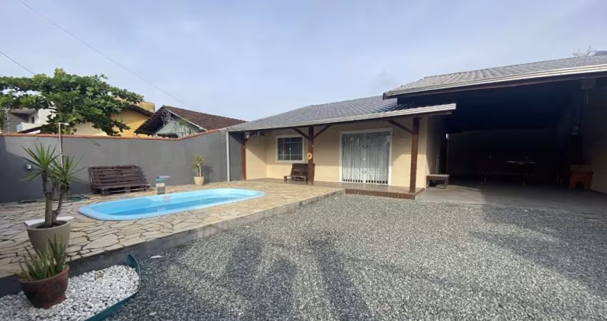CASA COM PISCINA, 150M²  EM TERRENO COM 260M² NO ITACOLOMI EM BALNEÁRIO PIÇARRAS-SC
