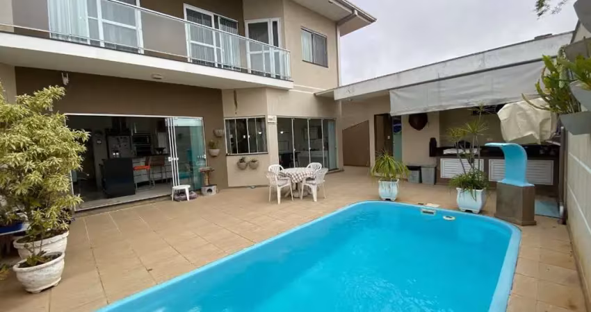 Casa mobiliada alto padrão com 248m², 5 dormitórios sendo 2 suítes em itajuba, barra velha-sc
