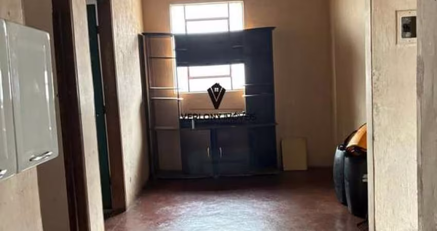 Casa Simples sozinha no terreno.
