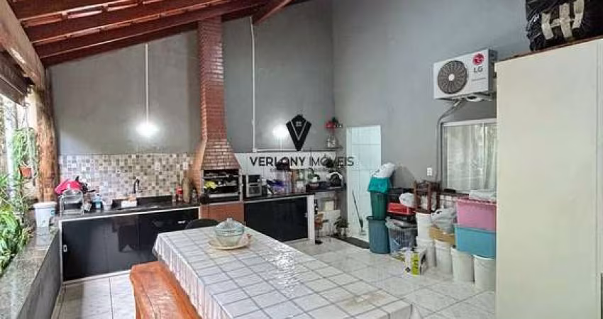 Casa 3/4, varada gourmet com churrasqueira e ar condicionado.