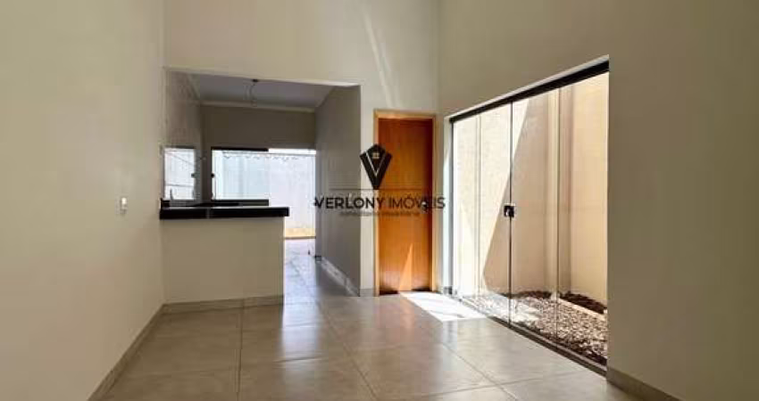 Casa 2/4 com suíte, pé direito duplo e quintal nos fundos no bairro Novo Mundo.