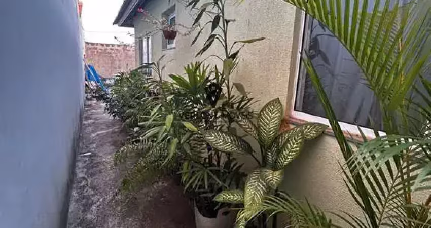 Casa sozinha no terreno 2/4, com quintal na frente e nos fundos.