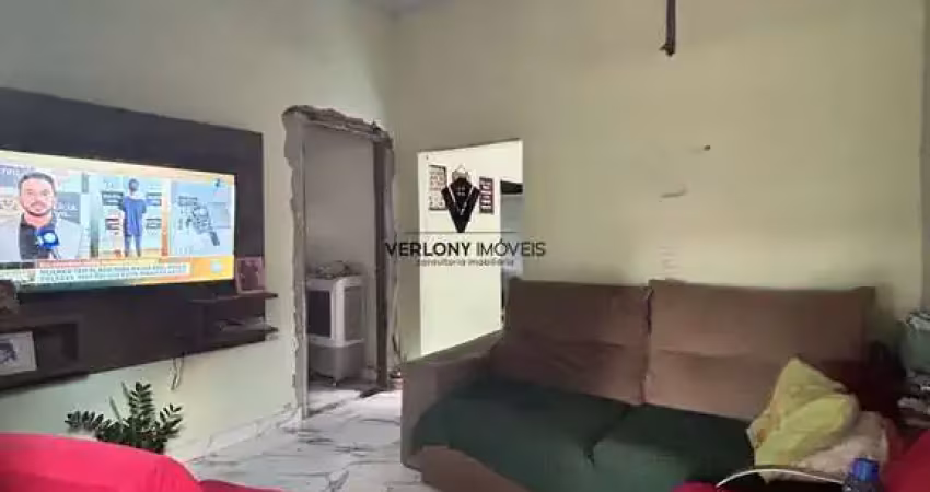 Casa 2/4 sendo um suíte, com uma casinha nos fundos no bairro guarani.