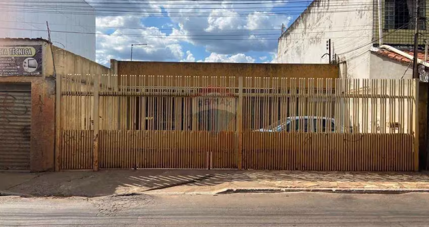 CASA COM 4 QUARTOS E CASA NOS FUNDOS COM 2 QUARTOS NA  QNG 9 AVENIDA HÉLIO PRATES TAGUATINGA