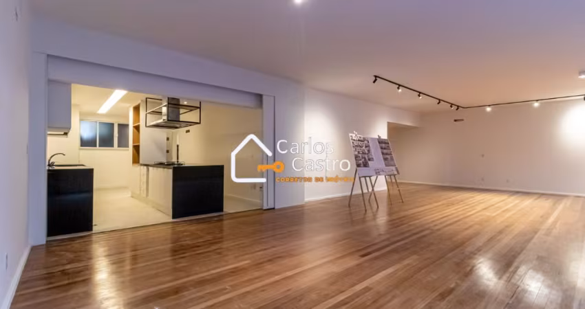 Localizado entre Barão de Ipanema e Bolívar, com vaga na escritura e 02 vagas para visitantes,  este imóvel é o que você buscava em Copacabana. O apartamento foi reformado e projetado por arquiteta,