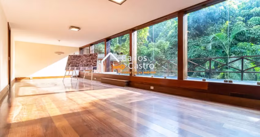 Casa com 3 pavimentos, 4 quartos, 1 suíte, quadra de tênis, piscina, sauna, banheira. Condomínio com ar bucólico, vista para mata atlântica e com segurança 24 hs.