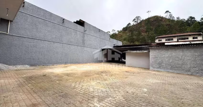 Loja espaçosa com pátio na várzea em teresópolis - ideal para seu negócio!