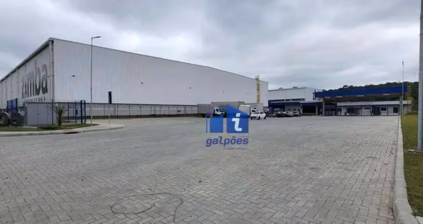 Zimba ayrton senna - galpão com 11.820 m² dentro de condomínio em itaquaquecetuba - sp.
