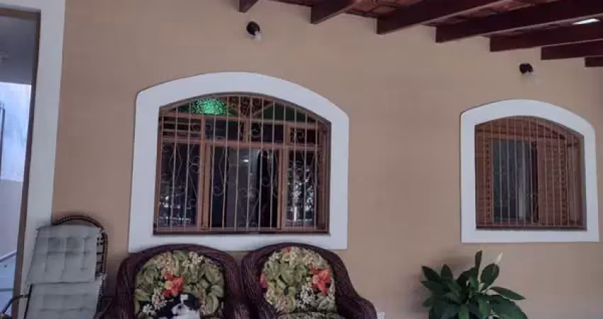 Casa térrea com edícula a venda na região da colônia