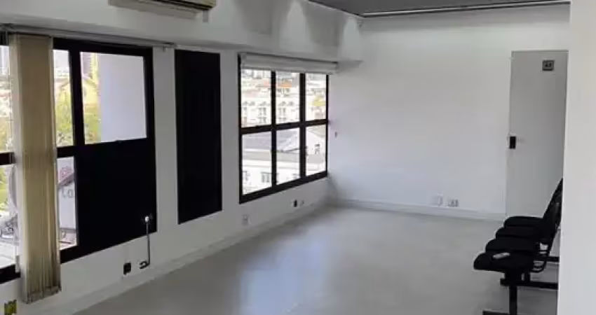 Oportunidade única: sala reformada com vaga, manobrista e portaria 24h