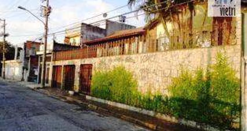 A casa tem 3 dorms com armarios embutidos, sendo 1 suíte com hidro, + 3 wc, sala para 2 ambientes, cozinha ampla com armarios, c