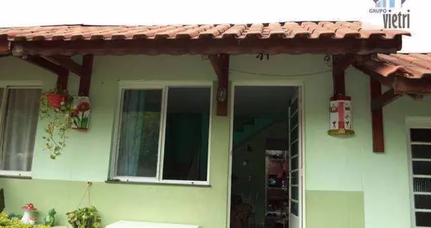 Sobrado em condomínio fechado com 2 dormitórios, 1 closet, sala dois ambientes, cozinha, quintal, local seguro aceita financ