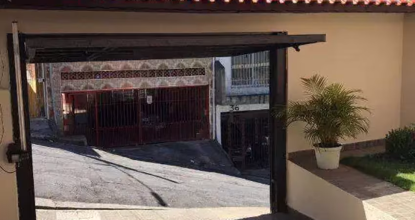 Casa com 350m2 - 180m2 construído - parte de baixo: 3 dorm. 2 banheiros - sala grande americana - cozinha grande - lavanderia - garagem para 5 carros