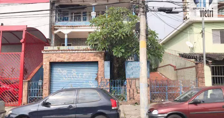 Um imóvel que precisa do seu toque, uma pequena modernização e com certeza você terá um sobrado incrível. rodeado de comercio, em uma rua calma o imóv