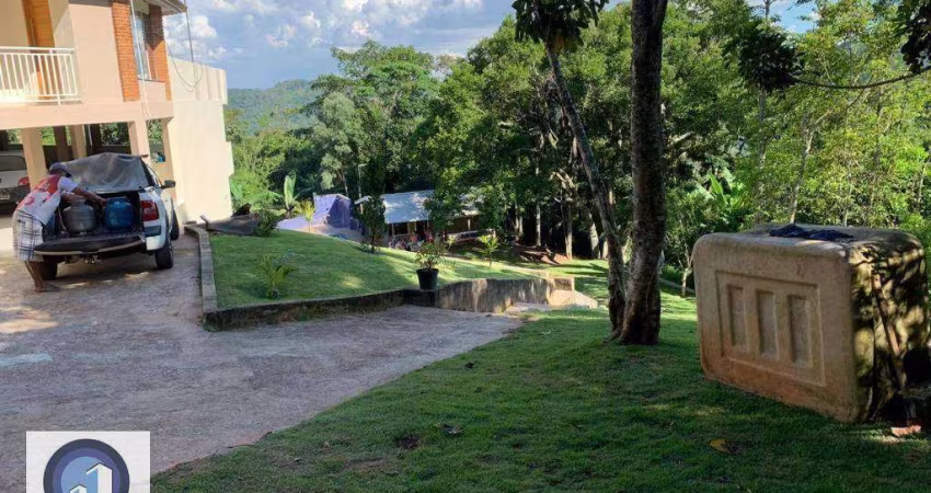 casa são 2 suítes,sala de janta,sala de esta,cozinha,mais área de lazer de 150m área total mais ou menos 350m Parte de baixo da casa  2 suítes salão d