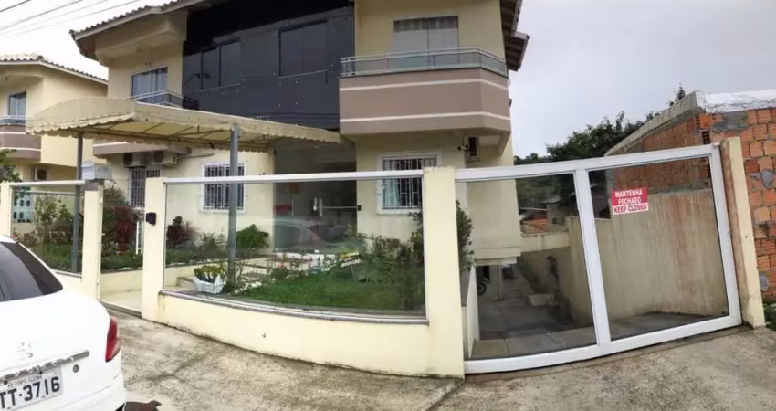 Apartamento três dormitorios.