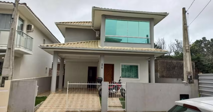 Sobrado com três dormitórios.