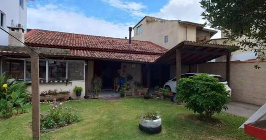 Casa térrea com terreno amplo.