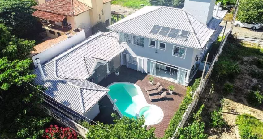 Casa com 4 suites em condominio fechado.