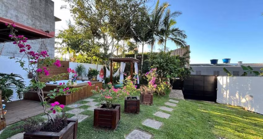Casa com quintal amplo, com 3 dormitórios.