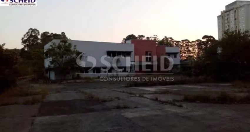 Galpão comercial em amplo terreno totalmente plano, em ótima localização na zona sul