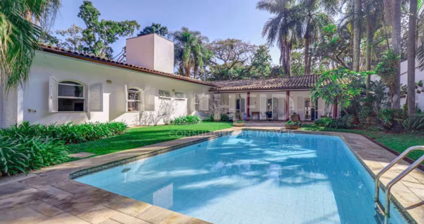 Casa Térrea no Alto da Boa Vista com 4 quartos sendo 4 suítes e 6 vagas de garagem.
