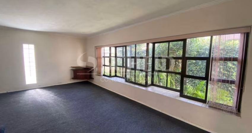Casa terrea com 3 dormitórios e 4 banheiros à Venda, 266 m²