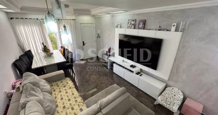 Sobrado em condomínio na av. sgto geraldo santana - possui 3 dorms com sacada - 1 suítes - 2 vagas