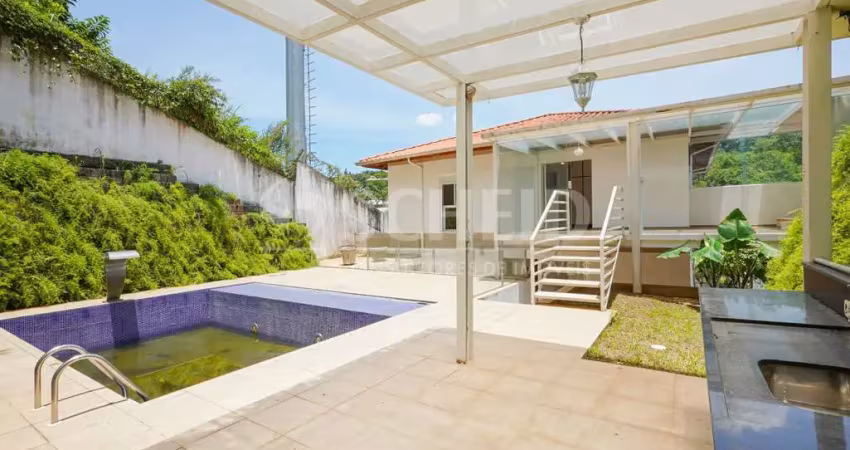 Casa reformada com 4 suítes e piscina no jardim guedala