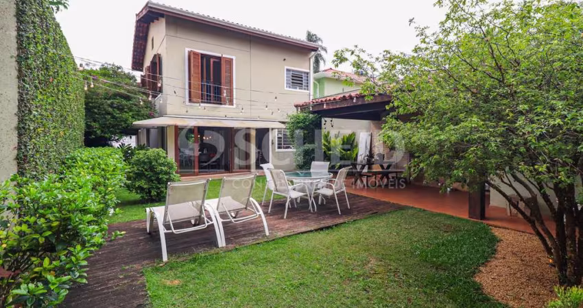 Casa reformada com jardim e 2 suítes no Brooklin
