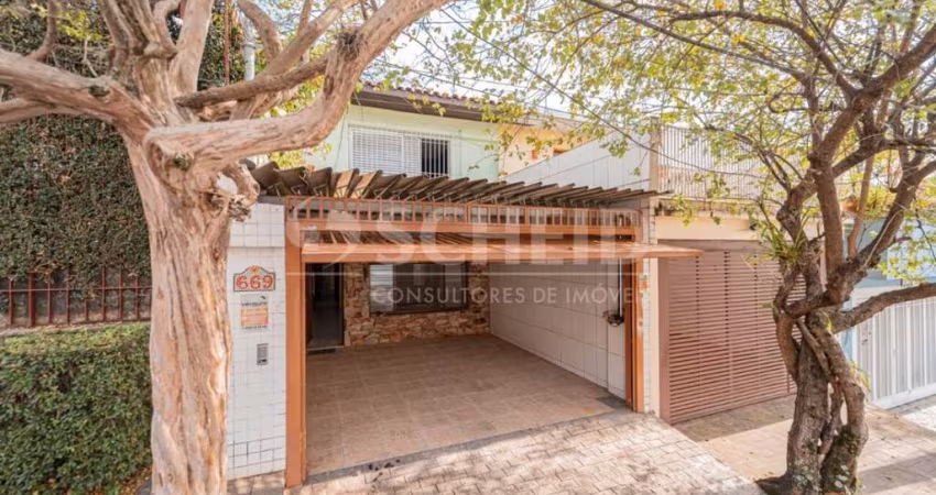 Casa no Brooklin com 200m² e 2 vagas de garagem.