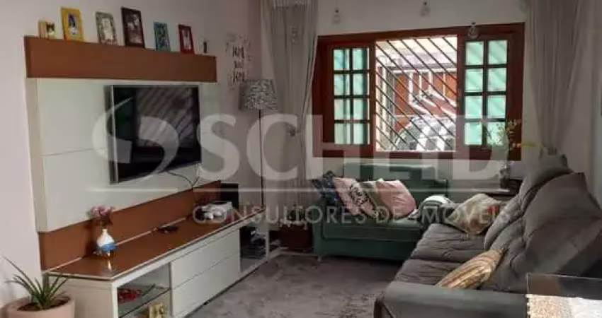 Casa a venda com três quartos, suíte e duas vagas de garagem com portão automático.
