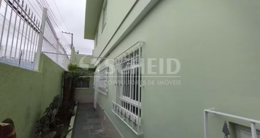 Casa a venda com três quartos e duas vagas na região do Campo Grande.