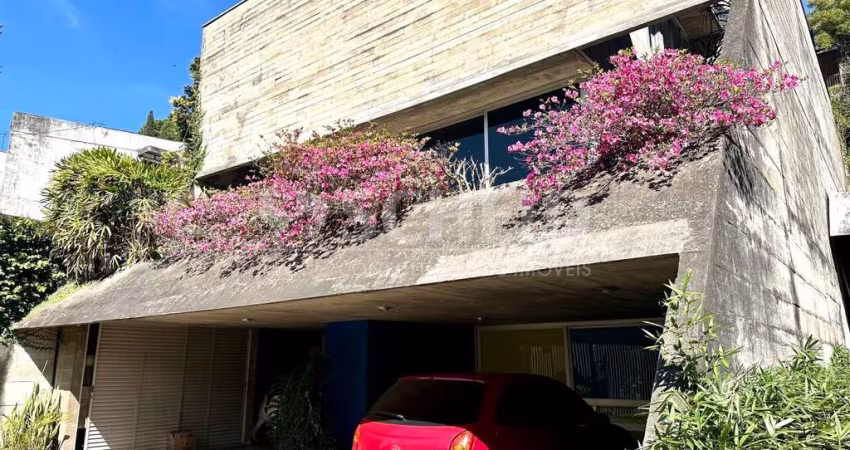 CASA NO MORUMBI E TERRENO ANEXO . PROJETO RUY OTAKE EM CONCRETO APARENTE