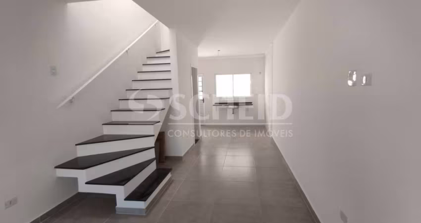 Sobrado novo com três quartos na Vila Santa Catarina.
