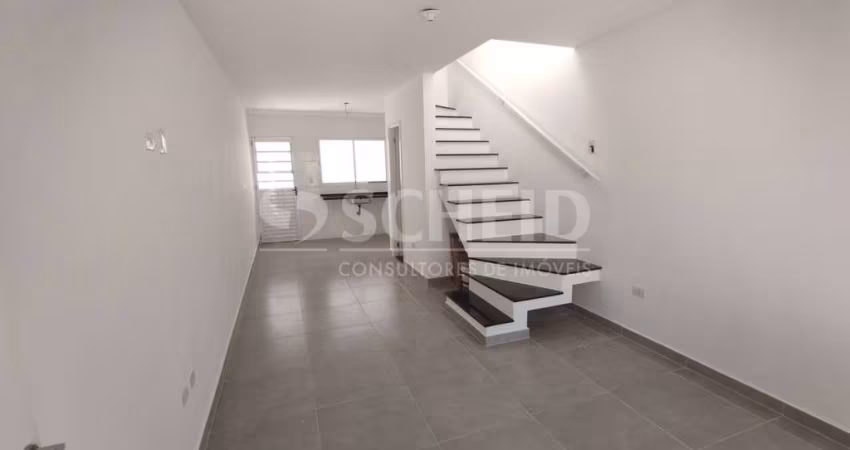 Sobrado novo com três quartos na Vila Santa Catarina.