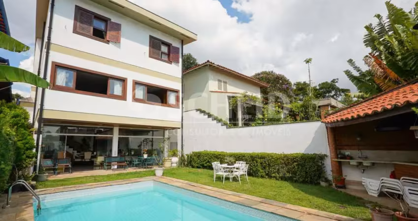 Casa em condomínio fechado, com 4 dormitórios (2 suítes), piscina e 6 vagas no Morumbi.