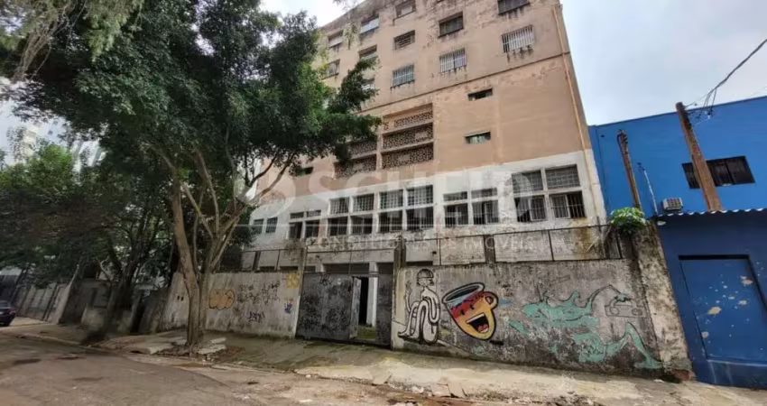 Galpão com 774m2 de área construída com muito espaço, no jabaquara