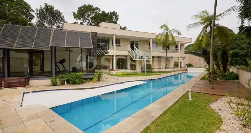Casa de vila térrea com vista privilegiada para o verde, 4 suítes e 6 vagas!