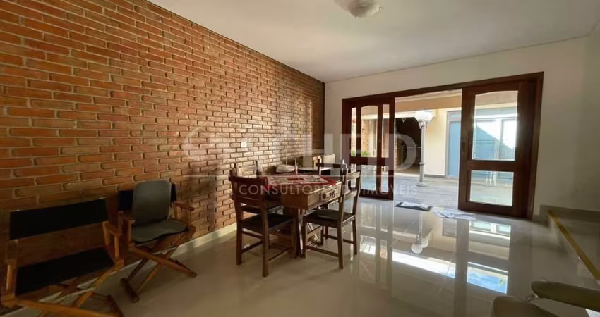 Alto da Boa Vista -casa reformada com  3 Dormitórios, 3 Vagas e Ótima Localização