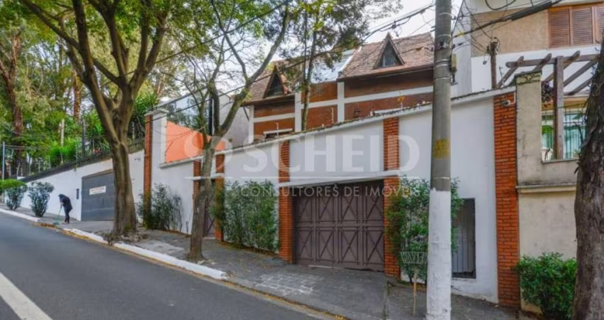 Casa para locação  em Moema  -  362m² - 4 Dormitórios - 1 Suíte -  3 banheiros - 5 Vagas