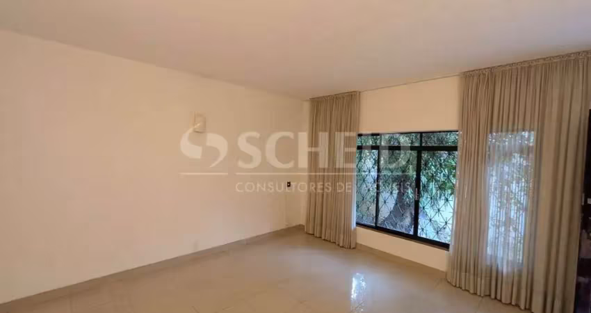 Casa térrea com 03 quartos, sendo 01 suíte, corredor lateral, 03 vagas