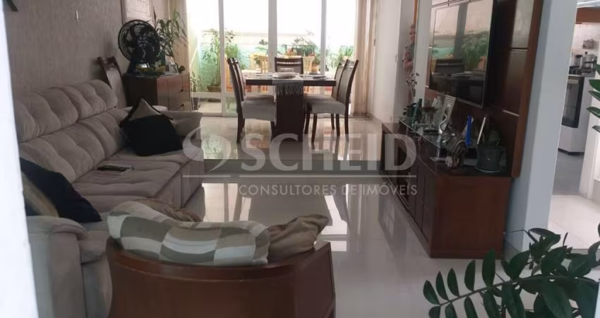 Casa no Brooklin, 180m2 com 3 dormitóorios, 2 salas, cozinha com armários, quintal e  2 vagas.